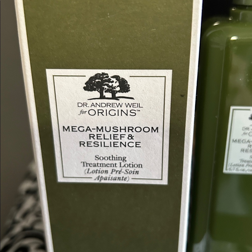 Origins Mega-Mushroom Soothing Lotion in Green nib - Picture 2 of 3